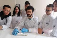 Francesco Tiralongo nel suo laboratorio di ricerca insieme con alcuni studenti del Progetto OUI