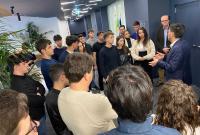 Un momento della visita degli studenti al Free Mind Foundry