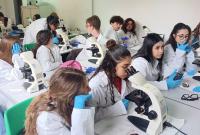 Studenti partecipanti al laboratorio di biologia