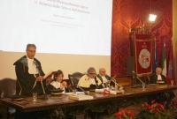 Il prof. Carmelo Monaco mentre legge la laudatio