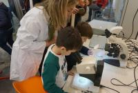 Piccoli ricercatori alla scoperta delle sabbie grazie al laboratorio Il mare al microscopio