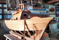 Un modellino di peschereccio in costruzione al Cantiere Rodolico