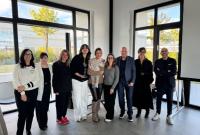 Un gruppo di studenti e di studentesse