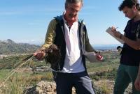 Campionamento lungo l'area del Castello di Calatabiano, in foto il docente Saverio Sciandrello