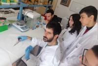 Francesco Tiralongo nel suo laboratorio di ricerca insieme con alcuni studenti del Progetto OUI