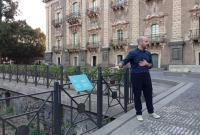 Una delle targhe all'ingresso del Monastero dei Benedettini