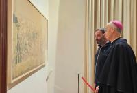 Il sindaco Roberto Barbagallo e mons. Antonino Raspanti mentre visitano la mostra