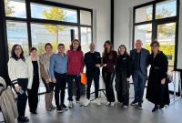 Un gruppo di studenti e di studentesse