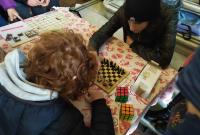 Alcuni giovani mentre si sfidano a scacchi