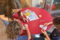 Giovani partecipanti mentre realizzano il Gufetto di Sharper