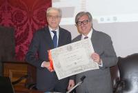 Il presidente dell'Accademia Gioenia, Daniele Condorelli, mentre consegna la pergamena al rettore Enrico Foti