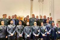 I sedici finanzieri che hanno concluso il corso di lingua inglese tecnico-giuridico