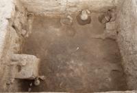 La camera funeraria con urne e altare per il culto degli antenati
