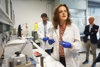 Una ricercatrice illustra la ricerca svolta all'interno del laboratorio