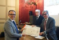 La consegna della pergamena al prof. Luigi Ingaliso