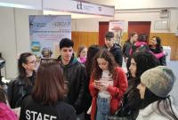 Studenti e studentesse negli stand del Salone dell'orientamento