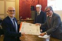 La consegna della pergamena a Stefano Branca, direttore del Dipartimento Vulcani dell’Istituto Nazionale di Geofisica e Vulcanologia