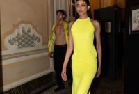 Alcuni abiti di Gianni Versace nel corso della sfilata