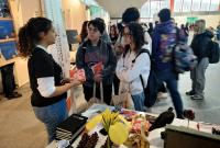 Studenti e studentesse negli stand del Salone dell'orientamento