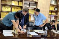 Il prof. Giuseppe Musumeci illustra il libro ai colleghi cinesi