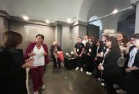 La prorettrice Lina Scalisi incontra gli studenti dei corsi di laurea del Disum e del Dsgba che hanno allestito e animato la mostra