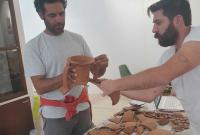 Momenti di attività in laboratorio. I dott. Livio Idà ed Emanuele Vaccaro ricostruiscono una delle anfore vinarie provenienti dallo scavo 