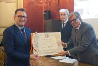 La consegna della pergamena al prof. Andrea Scapellato