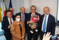 Un momento dell'incontro del ministro Orazio Schillaci con la piccola bimba e con la mamma  utero ricevuto dalla mamma