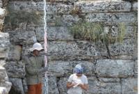 Giovanni Catania e Sofia Bulgarini impegnati nei lavori di documentazione e pulizia durante lo scavo