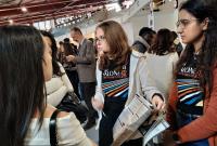 Studenti e studentesse negli stand del Salone dell'orientamento