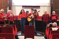 Un momento dell'esibizione del Coro Scatenato "Helin Bolek"