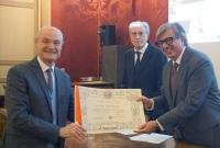 La consegna della pergamena al prof. Salvatore Ingrassia