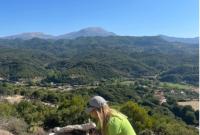 Giulia Raimondi impegnata nei lavori di documentazione e pulizia durante lo scavo