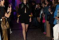 Alcuni abiti di Gianni Versace nel corso della sfilata