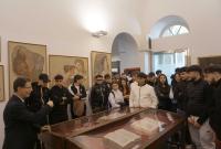 Il rettore Francesco Priolo guida gli studenti all'interno del Museo dei Saperi e delle Mirabilie siciliane
