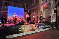 Un momento dell'esibizione di una band