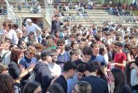 Studentesse e studenti che ballano sotto il palco