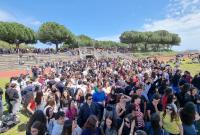 Studentesse e studenti che ballano sotto il palco