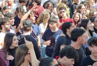 Studentesse e studenti che ballano sotto il palco