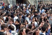 Studentesse e studenti che ballano sotto il palco