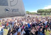 Studentesse e studenti che ballano sotto il palco