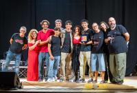 La band The Red Curtains, vincitori del Premio La Finestra con i componenti della giuria e Chiara Caruso 