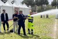 Il rettore Enrico Foti prova l'idrante dei Vigili del fuoco