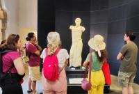 Mozia, Museo Whitaker: la prof.ssa Paola Sconzo illustra agli allievi la statua del Giovane (o Efebo) di Mozia (V sec. a.C.)