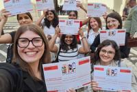 Alcune studentesse con l'attestato