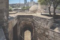 Uno scorcio del Palazzo degli Shirvanshah con le iconiche Flame Towers sullo sfondo