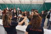 Studentesse universitarie impegnate nell'orientamento