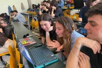 Studentesse e studenti mentre testano il serious game