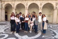 Studenti e studentesse con l'attestato