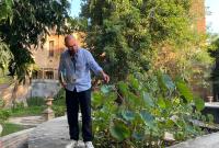 Stefano Andreoli mentre mostra alcune piante